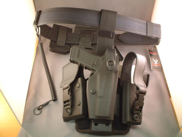           safariland腿挂枪套